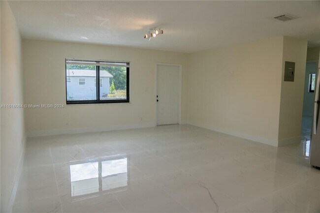 Foto del edificio - 615 NE 26th St