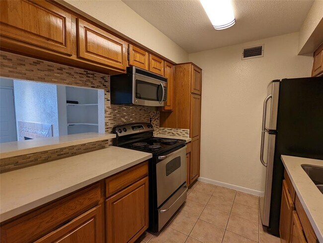 Foto del edificio - 1860 White Oak Dr