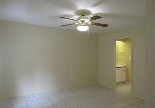 Building Photo - 2401 Como St