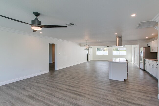 Building Photo - 8708 E Rancho Vista Dr