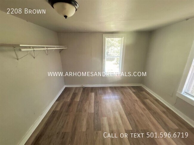 Building Photo - 2208 Brown | $795 | 3 beds, 1 full bath