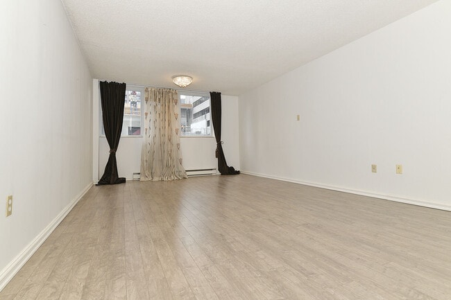 Photo du bâtiment - 360 Bloor St E