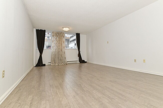 Photo du bâtiment - 409-360 Bloor St E
