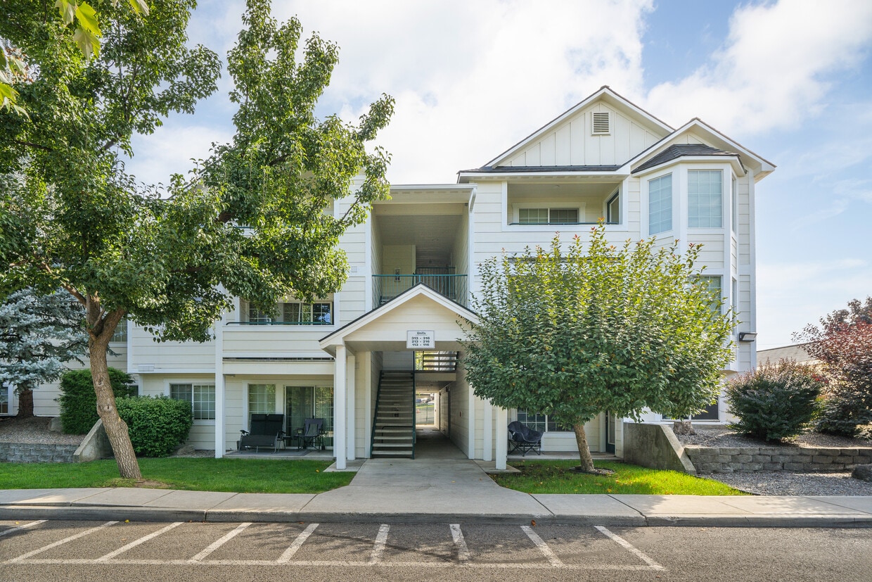 Primary Photo - Granite Court Apartments
