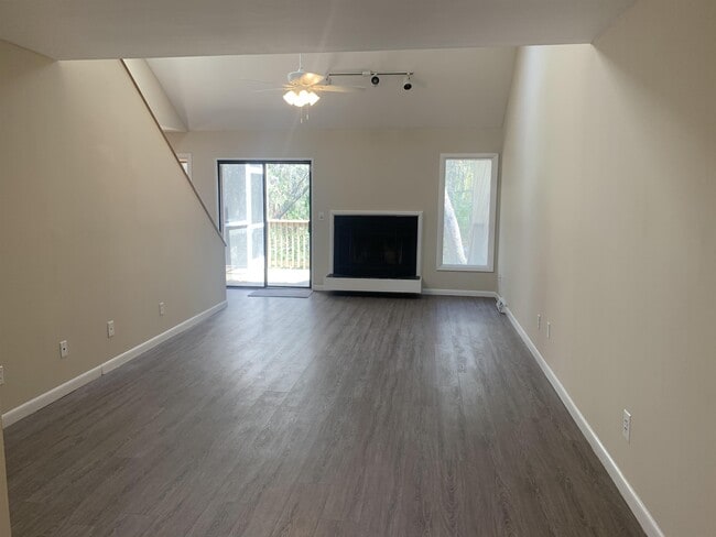 Building Photo - 43 Arabian Dr