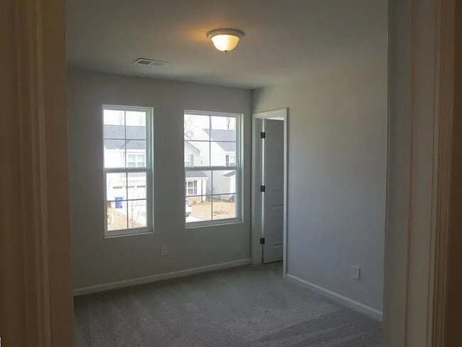 Building Photo - 11 Chalet Ct