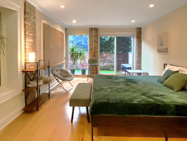 Dormitorio principal, cama king size, patio privado. - 328 Garden St