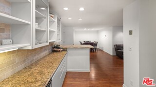 Foto del edificio - 723 Palisades Beach Rd