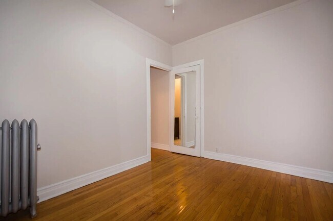Building Photo - 1437 W Lunt Ave