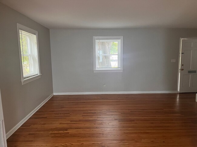Building Photo - Lovely 2-Bedroom Townhouse in Heart of Ral...