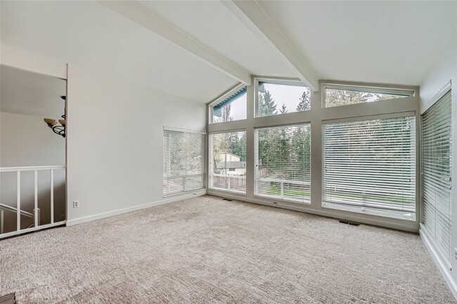 Building Photo - Amazing 4Bed/2.5Bath Home with Fully Fenced Backyard in Bellevue!