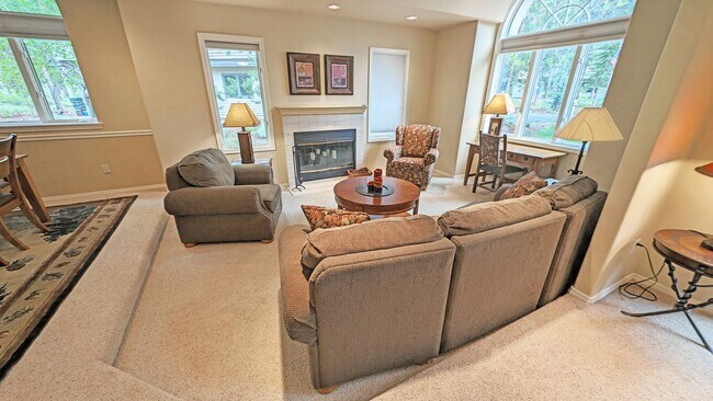 Building Photo - Furnished Sunriver 3 Bedroom Home Availabl...