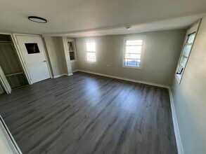 Building Photo - 809 Summer Ave
