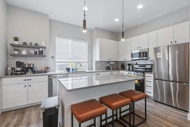 Building Photo - 6029 Benton St