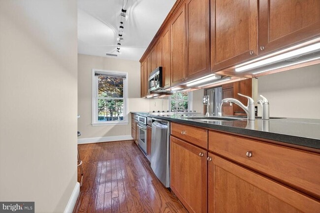 Foto del edificio - 3291 Sutton Pl NW