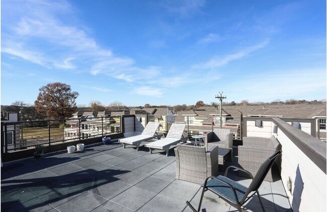 Foto del edificio - 3 Bed, 3.5 Bath Home w/ 2 Car Garage and Lake Views