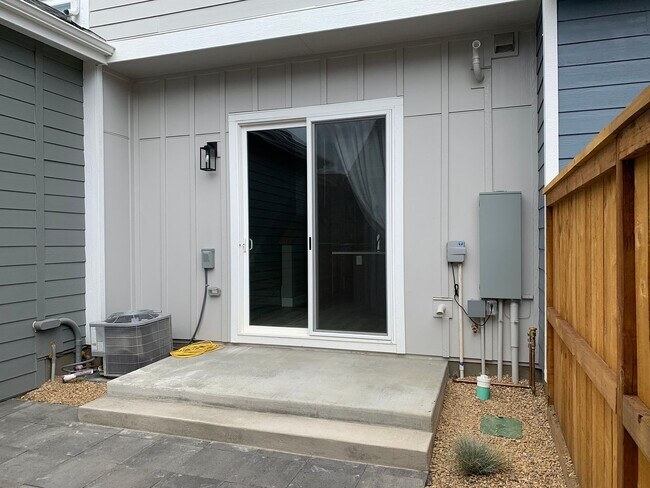 Building Photo - Beautiful and Updated 2BR Townhome With At...