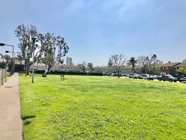 Building Photo - 9675 Kensington Dr