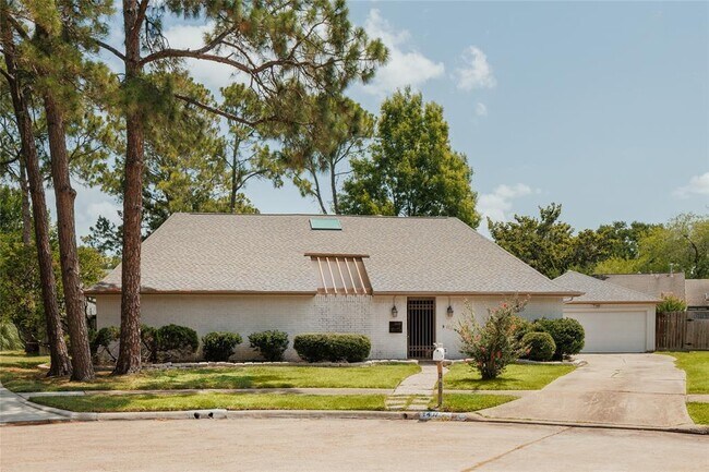 Building Photo - 1407 Lakecliff Dr