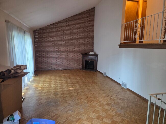 Foto del edificio - 528 E Main St