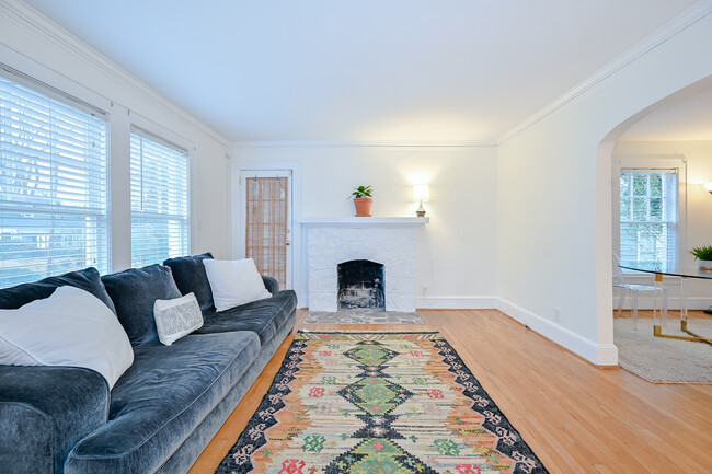 Building Photo - 1344 Winburn Dr