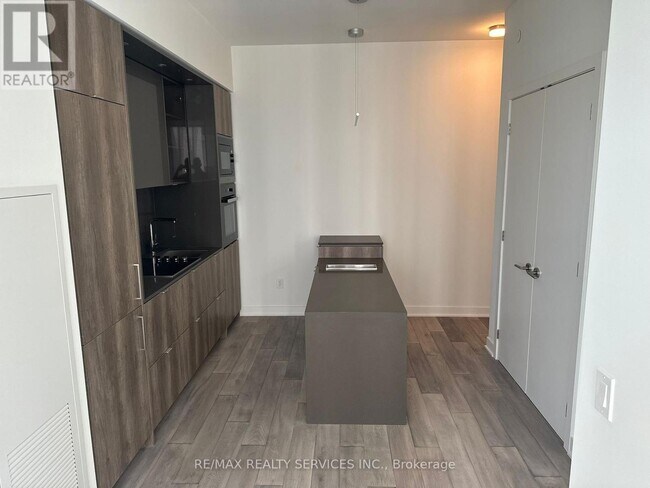 Building Photo - 11 Yorkville Ave