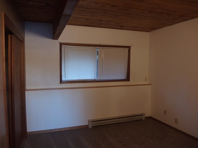 Foto del edificio - Queen Road Apartments UNDER NEW MANAGEMENT
