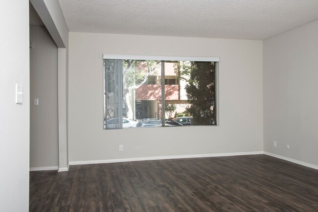 Building Photo - 525 N Kenwood St