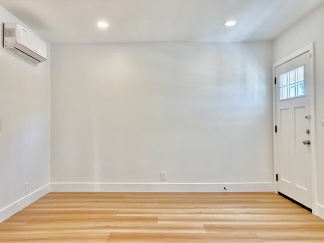 Building Photo - 854 Orange Ave