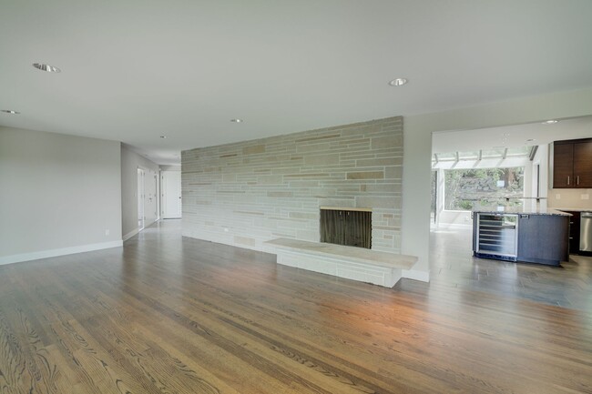 Building Photo - 4Bd/4.5Ba Clyde Hill House