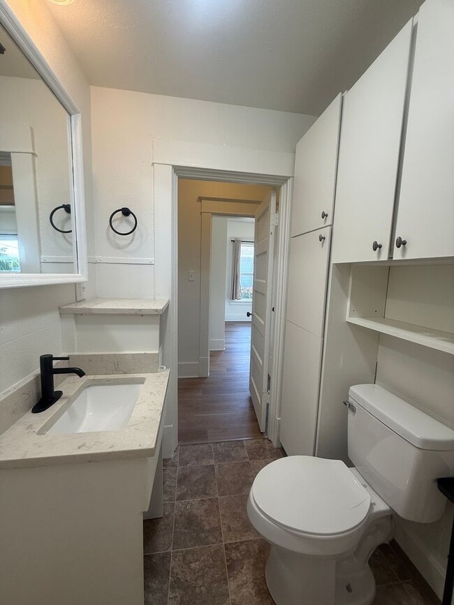 Foto del edificio - 3 Bed 1 Bath Newly Remodeled Pet Free Home...