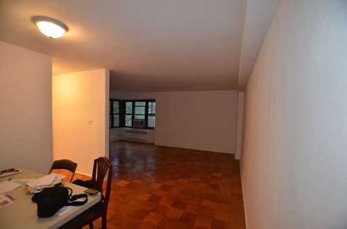 Foto del edificio - 210 E Broadway