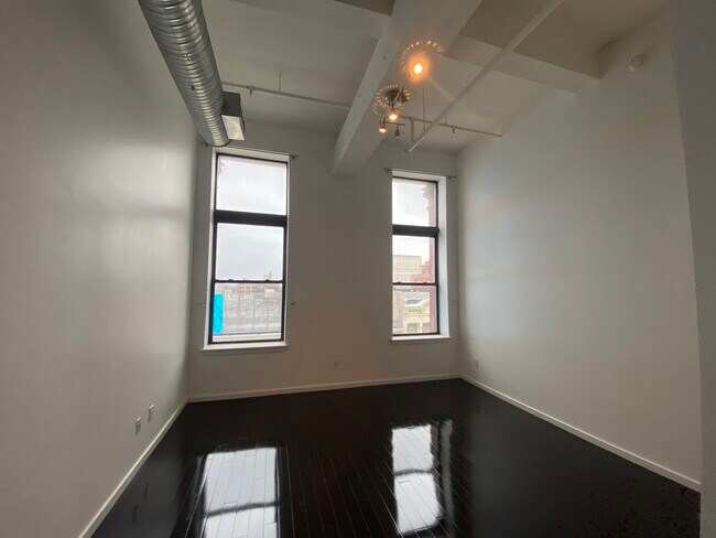 Building Photo - 724 Market St