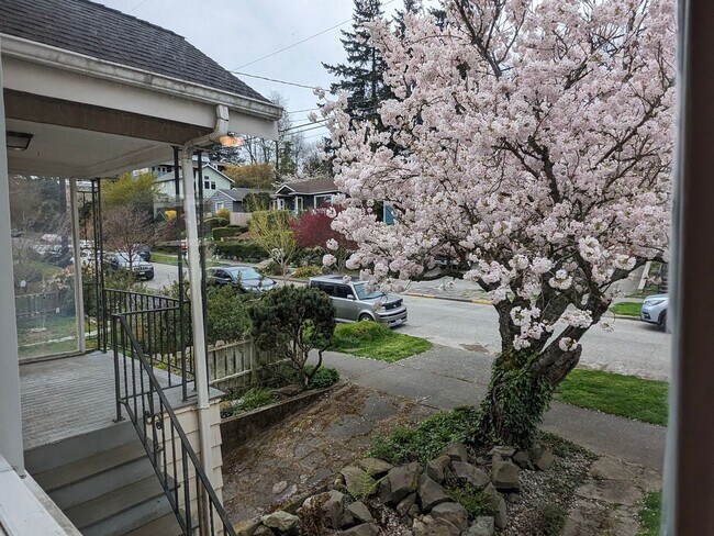 Building Photo - Charming 2 story with basement in West Sea...