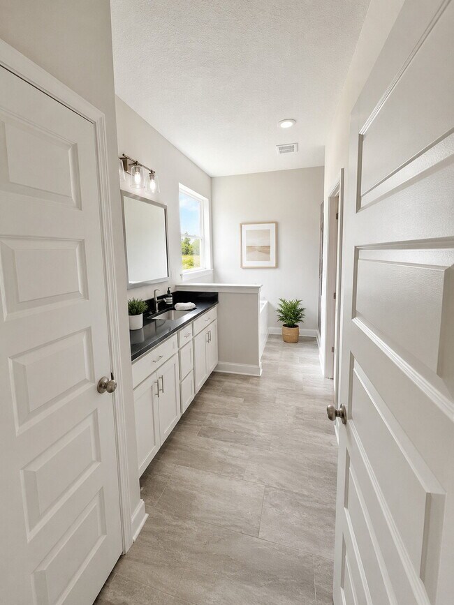 Foto del edificio - "Charming 4-Bedroom Haven with Spacious Living in Bryan, TX!"