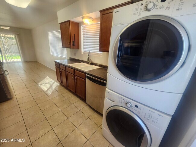 Foto del edificio - 6401 E Parkview Dr