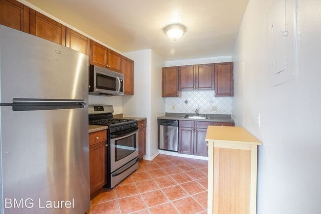 Building Photo - 2 br, 1 bath House - 500 Thayer Ave (#402)