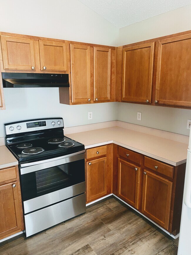 Building Photo - 100 Crown Colony Ct