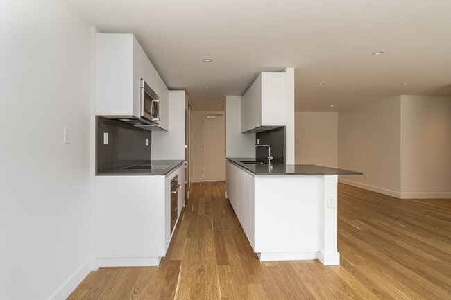 Building Photo - 150 The Donway W