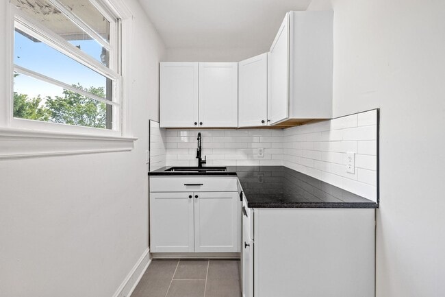 Building Photo - 209 N Spring St