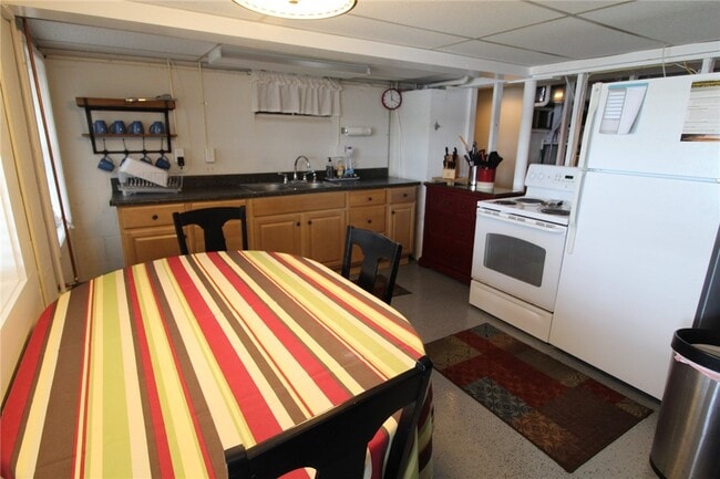 Building Photo - 5732 E Lake Rd