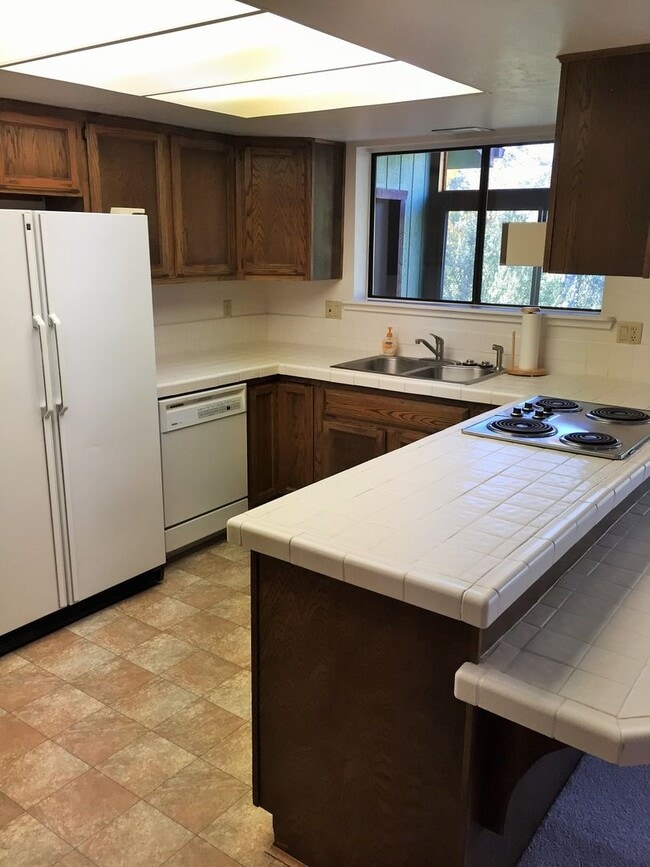 Building Photo - 656 Thunderbird Dr
