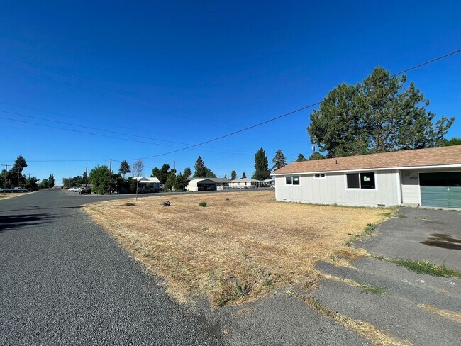 Building Photo - 2606 N 7th   (Located in Malin)