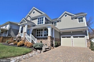 Building Photo - 5905 Lone Oak Dr