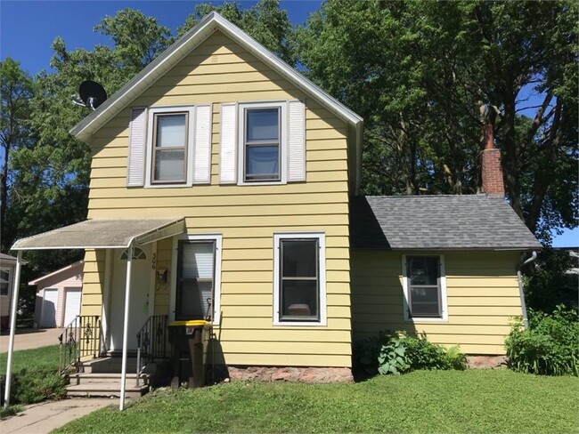 Comfortable 3 Bedroom Home - 306 S Prairie Ave