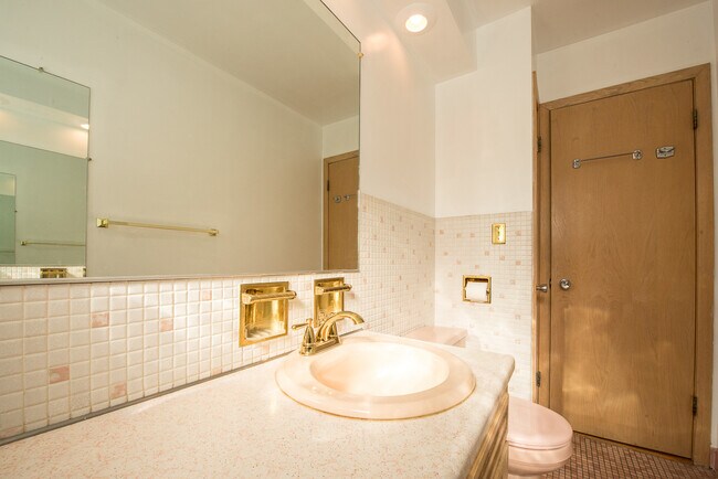Building Photo - 2424 N 77th Ct