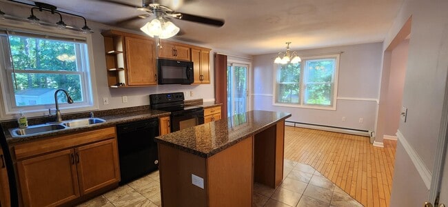 Foto del edificio - 588 Weston Rd