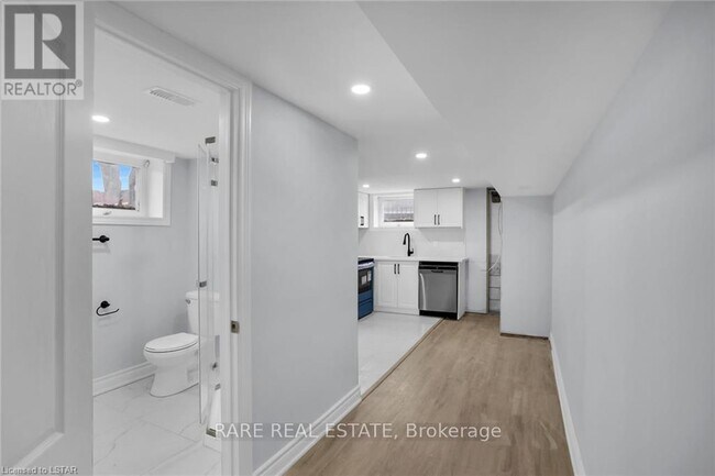 Photo du bâtiment - 7 Holden Ave