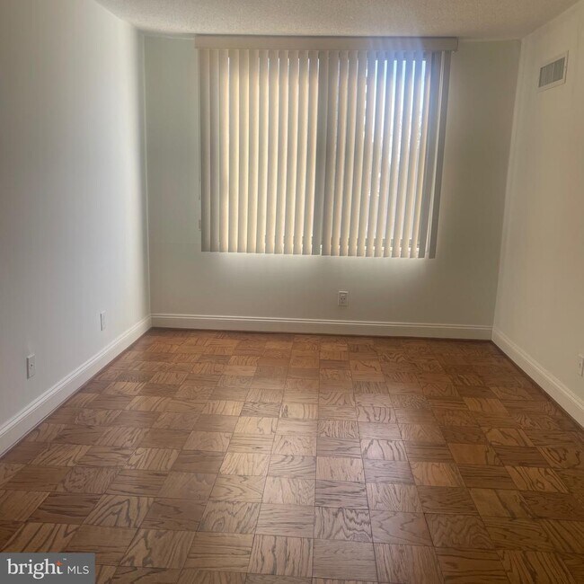 Foto del edificio - 5225 Pooks Hill Rd