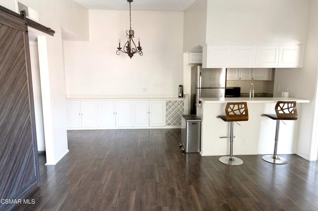 Foto principal - 12601 Van Nuys Blvd